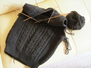 手編みの編みかけベスト