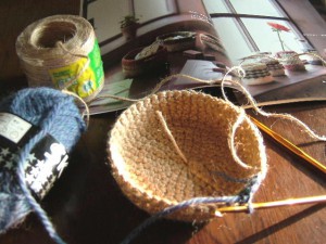 麻ひもの手編みカゴ、製作中