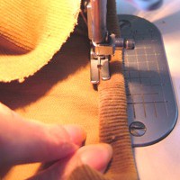 裾を三つ折りにしてミシンで縫う