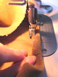 裾を三つ折りにしてミシンで縫う