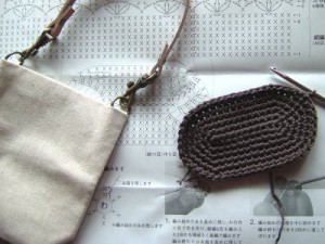 オリンパスキット、手編み中