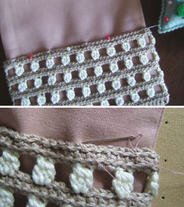 ロールポーチキット、手編み部分を縫い付けているところ
