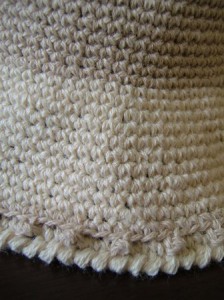 細編みの手編み帽子のふち編み、アップ