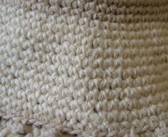 細編みの手編み帽子のふち編み、アップ